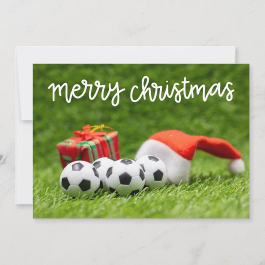 クリスマスホリデーのための緑の草の上のサッカーボール シーズンカード (正面)