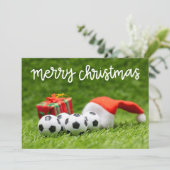 クリスマスホリデーのための緑の草の上のサッカーボール シーズンカード (スタンド正面)
