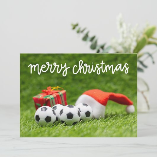 クリスマスホリデーのための緑の草の上のサッカーボール シーズンカード (スタンド正面)