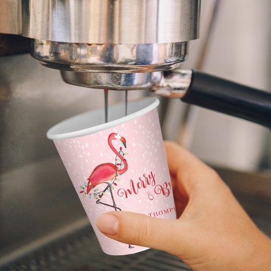 クリスマスホリデーのストリングラメリーイトと明るい 紙コップ