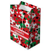 クリスマスホリデーサッカーボールコラージュ ミディアムペーパーバッグ (裏面アングル)