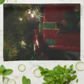 クリスマスホリデーシーンの下のギフト キッチンタオル (折り畳み)