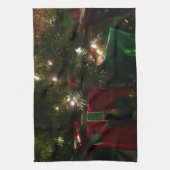 クリスマスホリデーシーンの下のギフト キッチンタオル (縦)