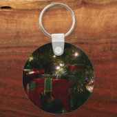 クリスマスホリデーシーンの下のギフト キーホルダー (正面)