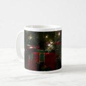 クリスマスホリデーシーンの下のギフト コーヒーマグカップ (正面左)