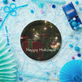 クリスマスホリデーシーンの下のギフト ペーパープレート (パーティー)