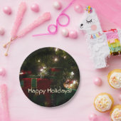 クリスマスホリデーシーンの下のギフト ペーパープレート (パーティー)