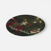 クリスマスホリデーシーンの下のギフト ペーパープレート (アングル)