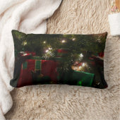 クリスマスホリデーシーンの下のギフト ランバークッション (ブランケット)