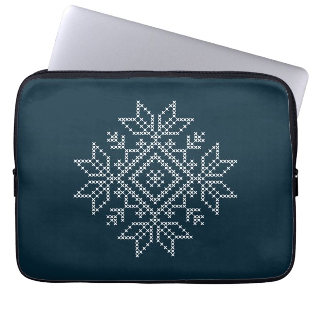 クリスマスホリデーズシーズンブルースノーフレーク・アート ラップトップスリーブ (正面)