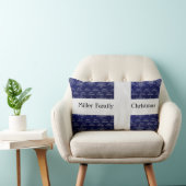 クリスマスホリデーファミリー名ブルーホワイトスノーフレーク ランバークッション (椅子)