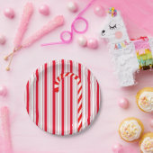 クリスマスホリデーレッドキャンディストライプーのパターン ペーパープレート (パーティー)