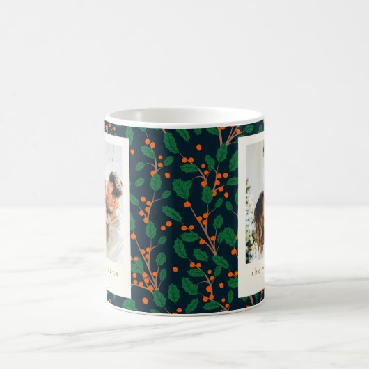 クリスマスホリー緑2枚の垂直な写真海軍 コーヒーマグカップ (中央)