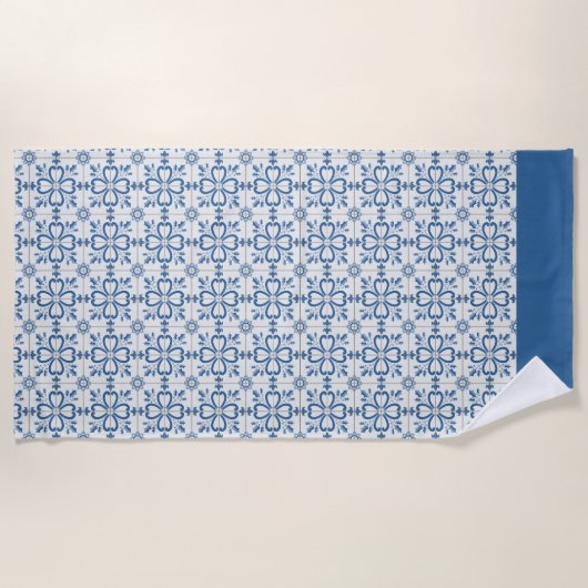 クリスマスホリ葉ーの花びらと花のタイル ビーチタオル (正面)