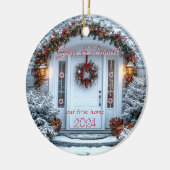 クリスマスホワイトドアリース"私たちの最初の家" セラミックオーナメント (左)