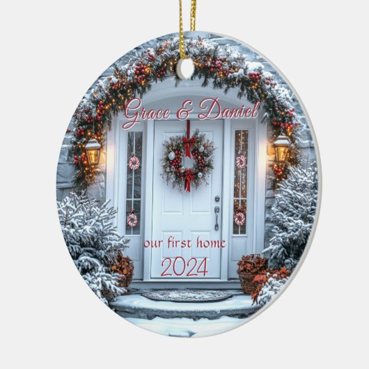クリスマスホワイトドアリース"私たちの最初の家" セラミックオーナメント (左)