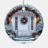 クリスマスホワイトドアリース"私たちの最初の家" セラミックオーナメント (裏面)