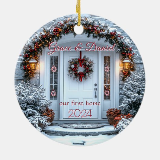 クリスマスホワイトドアリース"私たちの最初の家" セラミックオーナメント (裏面)