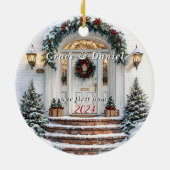 クリスマスホワイトドアリース"私たちの最初の家" セラミックオーナメント (裏面)