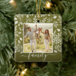 クリスマスボタニカルセラミックスオーナメント セラミックオーナメント<br><div class="desc">白お気に入りの色の葉や果実やドットやANY COLORの背景(緑を表示)。 FAMILYという言葉を何にでも変えろ!ヒント:正方形の間にテキストを入れて、文字の斜線を保持する – 高解像度の写真をアップロードし、正方形の形状にトリミング。このクリスマスオーナメントは、家族や友人のために思い出に残る贈り物を作ったり、自分のために作り出したりするのだ!両面 – 背面に挨拶を表示しますが、何かを追加したり、挨拶を削除したりできます。</div>
