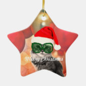 クリスマスボールの背景のクリスマスキャット セラミックオーナメント (裏面)