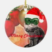 クリスマスボールの背景のクリスマスキャット セラミックオーナメント (裏面)