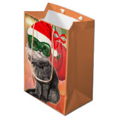 クリスマスボールの背景のクリスマスキャット ミディアムペーパーバッグ (正面アングル)