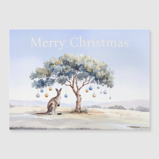 クリスマスボール飾りのユーカリの木の下のカンガルー (正面)