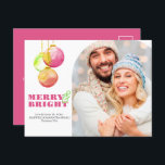 クリスマスポストカモダンッメリーカー&明るい写真 シーズンポストカード<br><div class="desc">このマゼンユニークタ色のクリスマスポストカードは、ピンク、緑、赤の色合いの水色の休日オーナメントを備えている。「メリー&ブライト」はセリフの書体で伝統的白い背景に無料の色を付けシンプルている。カスタマイズの文言や家族、カップルやペットの写真をアーチのデザインにモダン持つ。カードは、パーソナライズのための追加の宇宙と無料のピンクがかった赤の色に反転する。好きなだけ少なくまたは多く注文しなさい。よりミニマルなピンクマクリスマスカードのデザインを参照するにはwww.zazzle.com/dotellabelleバルクのクリスマスカードも利用可能。大量注文の場合の価格分岐ビクトリアユニークグリガリーナスによるアートとデザイン。</div>