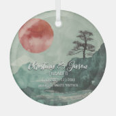 クリスマスマウンテンサンハイキングカップル婚約 ガラスオーナメント (正面)