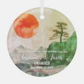 クリスマスマウンテンサンハイキングカップル婚約 ガラスオーナメント (正面)