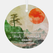 クリスマスマウンテンサンハイキングカップル婚約 ガラスオーナメント (裏面)