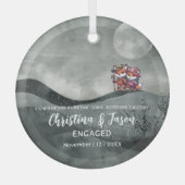 クリスマスマウンテンヒルズハイキングカップル婚約 ガラスオーナメント (正面)