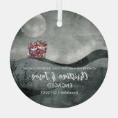 クリスマスマウンテンヒルズハイキングカップル婚約 ガラスオーナメント (裏面)