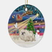 クリスマスマジック - 北京原産犬 (白) セラミックオーナメント (左)