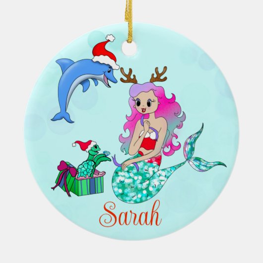 クリスマスマーメイドがギフトの名前を開く セラミックオーナメント (裏面)
