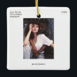 クリスマスミニマルタイプライター写真 セラミックオーナメント<br><div class="desc">タイプライターのミニマルタイポグラフィとクリーンでスタイリッシュ的でミニマルな白い降雪フレームを備えたクリスマスの木のセシンプルラミックオーナメントを簡単にパーソナライズ。写真、名前、文字、カスタムクリスマスの年を追加。黒と白の色でクールすシンプル、洗練さコンテンポラリーれたクリスマスのデザインはモダン、任意の色と任意のフォントでカスタマイズ。愛する人に婚約を伝えスタイリッシュろ!初めてのクリスマス 婚約した |タイプライターミニマル婚約フォトセラミックオーナメント</div>