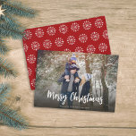 クリスマスミニマルレッドシンプルスクリプト1 Photo Winter シーズンカード<br><div class="desc">このデザインシンプルはモダン1写真の写真スタイル、クリーントレンディーのクラシック、クリーンのと手書きの書道、クリスマスのと完全なを備え、ミニマルな書道、のを使用して楽しいを楽しんでミニマルす。</div>