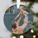 クリスマスミニマル |とメリーBrightのシンプル写真 オーナメント<br><div class="desc">ミニマシンプルリストのタイスタイリッシュプグラフィック引用文「メリー&ブライト」を黒に塗り、白い背景にミニマミニマルリストのクリスマス装飾。名前、年と挨拶は簡単に個人のカスタマイズtouchのために、フェスティバルシーズンに最適！表示される画像はイラストレーション目的のためにのみ自分の写真に置き換えられる。このプレースホルダーイメージは、パパがコーデュロイのシャツを着て、可愛い幼児を空中に閉じ込めたもの！少し側はデニムのダンガレとシェードをカッコいい着ている。背景には二重ガラスのドアが絵を描あり、豊かなティール（緑がかった色）色！#christmas #merryandbright #minimal</div>