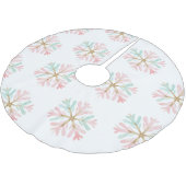 クリスマスミントピンクの雪片が白に ブラッシュドポリエステルツリースカート (アングル)