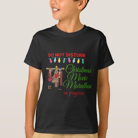 クリスマスムービーマラソンが進行中 Tシャツ (正面)
