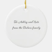 クリスマスメリープレゼントを少し持っている セラミックオーナメント (裏面)