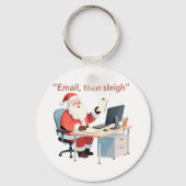 クリスマスメールのバランスをとるデスクで働くサンタ キーホルダー (正面)