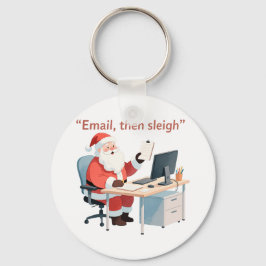 クリスマスメールのバランスをとるデスクで働くサンタ キーホルダー