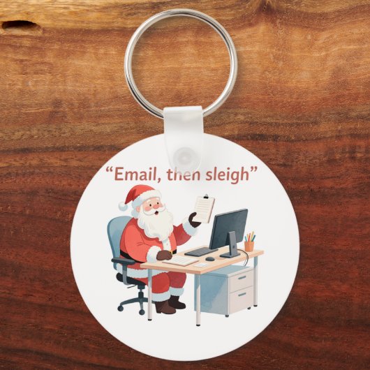 クリスマスメールのバランスをとるデスクで働くサンタ キーホルダー (正面)