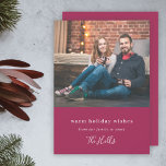 クリスマスモダン |カップル写真Burgundy Maroon シーズンカード<br><div class="desc">休日の写真フラットフォトカードスタイリッシュとクラシックタイポグラフィ引用文"暖かい休日の願い – 私たちの家族からあなたの家族まで"と一緒にバーガンディのルビーのマルーン深紅の緋色のワインレッドの背景に白にあなたの家族の名前のための手書きのスクリプトフォントを持つ。挨拶と名前は簡単にカスタマイズ自分のデザインのためにユニークある。このホリデーシーズンコンテンポラリーを際立たせるミニマリストとデザイン!表示される画像はイラストレーション目的のためにのみ自分の写真に置き換えられる。プレースホルダイメージはカップルが家に一緒に座っスタイリッシュている。</div>