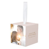 クリスマスモダン |赤面ピンクと金ゴールド写真 キューブオーナメント (正面アングル)