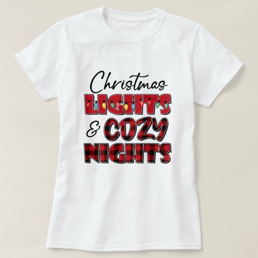 クリスマスライトと居心地の良いナイトTシャツ Tシャツ (デザイン正面)