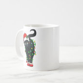 クリスマスライトに照らされた黒猫サンタ コーヒーマグカップ (正面左)