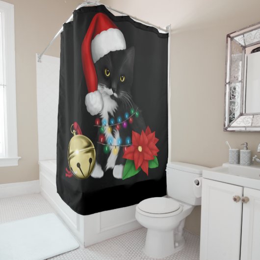 クリスマスライトに照らされた黒猫サンタ シャワーカーテン (インサイチュ)